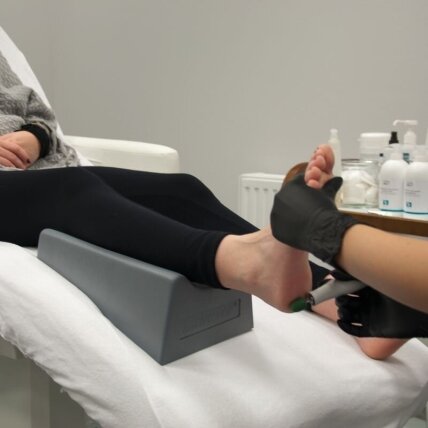 Pedestal/raiser for pedicure ACTIVE PODO, white color 2 Pedestal/raiser for pedicure ACTIVE PODO, white color 2