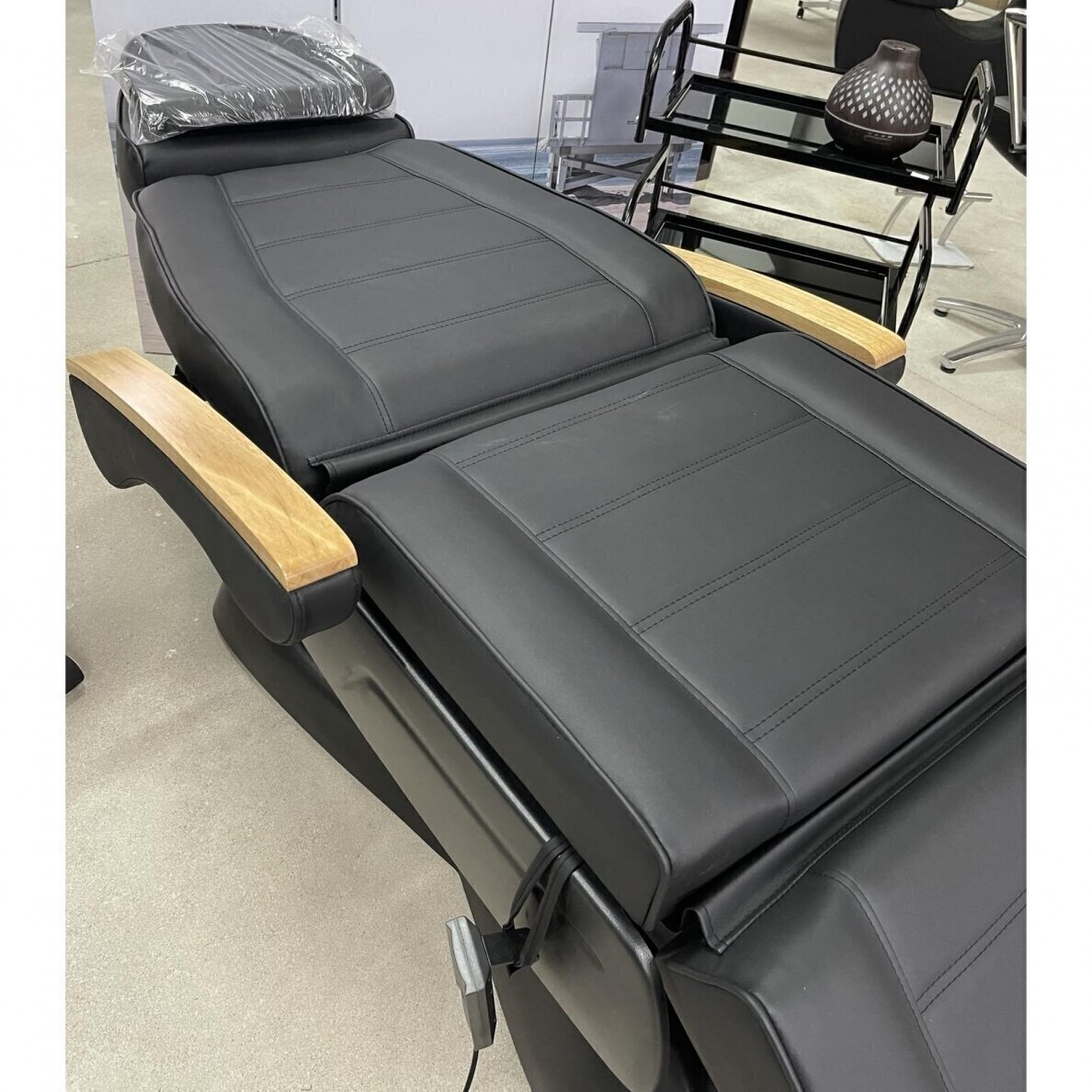 Professional electric couch-bed for beauticians LUX BW-273B, 3 motors, black color 8 Professional electric couch-bed for beauticians LUX BW-273B, 3 motors, black color 8