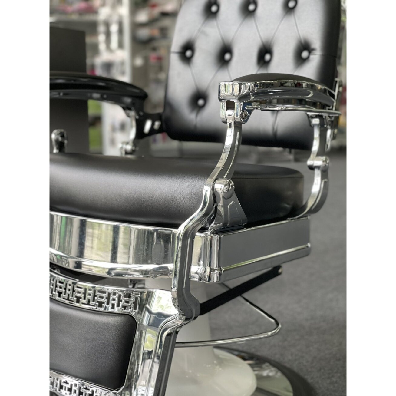 Profesionali barberio kėdė kirpykloms ir grožio salonams GABBIANO ERNESTO BLACK 10 Profesionali barberio kėdė kirpykloms ir grožio salonams GABBIANO ERNESTO BLACK 10