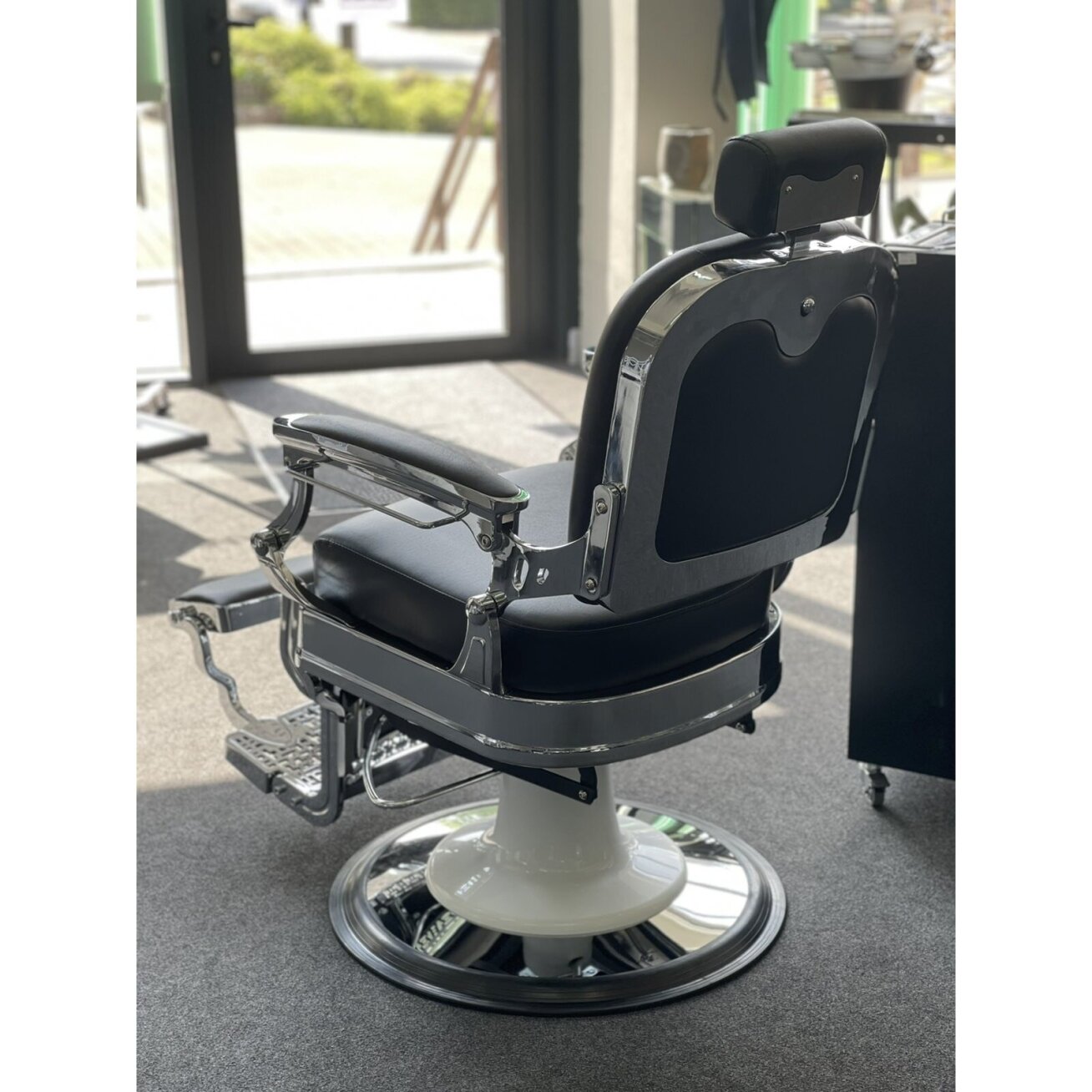 Profesionali barberio kėdė kirpykloms ir grožio salonams GABBIANO ERNESTO BLACK 12 Profesionali barberio kėdė kirpykloms ir grožio salonams GABBIANO ERNESTO BLACK 12