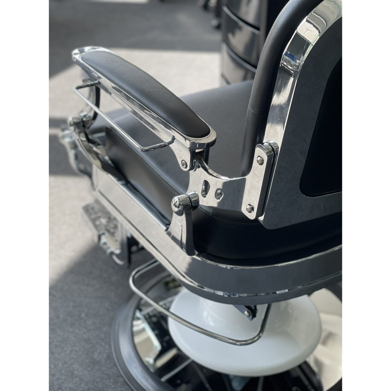 Profesionali barberio kėdė kirpykloms ir grožio salonams GABBIANO ERNESTO BLACK 13 Profesionali barberio kėdė kirpykloms ir grožio salonams GABBIANO ERNESTO BLACK 13