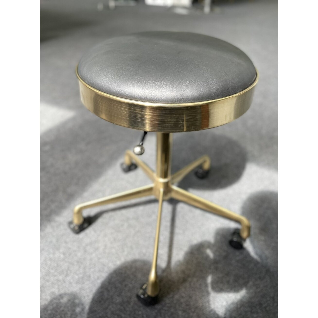Professional master chair for beauticians and beauty salons H7, black seat with golden foot 4 Professional master chair for beauticians and beauty salons H7, black seat with golden foot 4