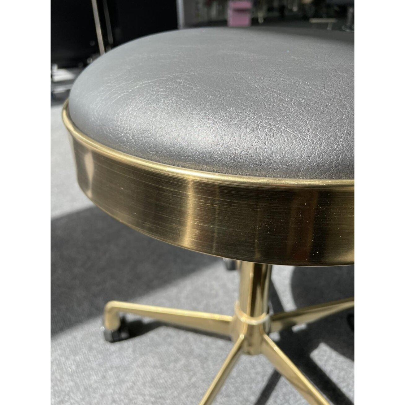 Professional master chair for beauticians and beauty salons H7, black seat with golden foot 5 Professional master chair for beauticians and beauty salons H7, black seat with golden foot 5