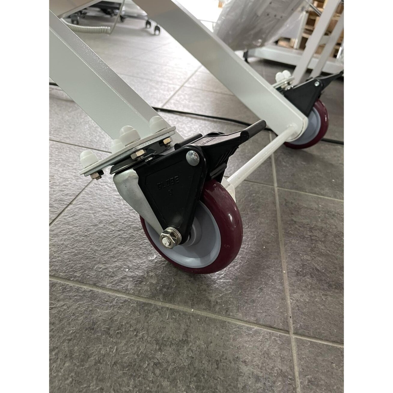 Profesionalus elektrinis masažo stalas-gultas AZZURRO 329E (1 variklis), baltos spalvos 8 Profesionalus elektrinis masažo stalas-gultas AZZURRO 329E (1 variklis), baltos spalvos 8
