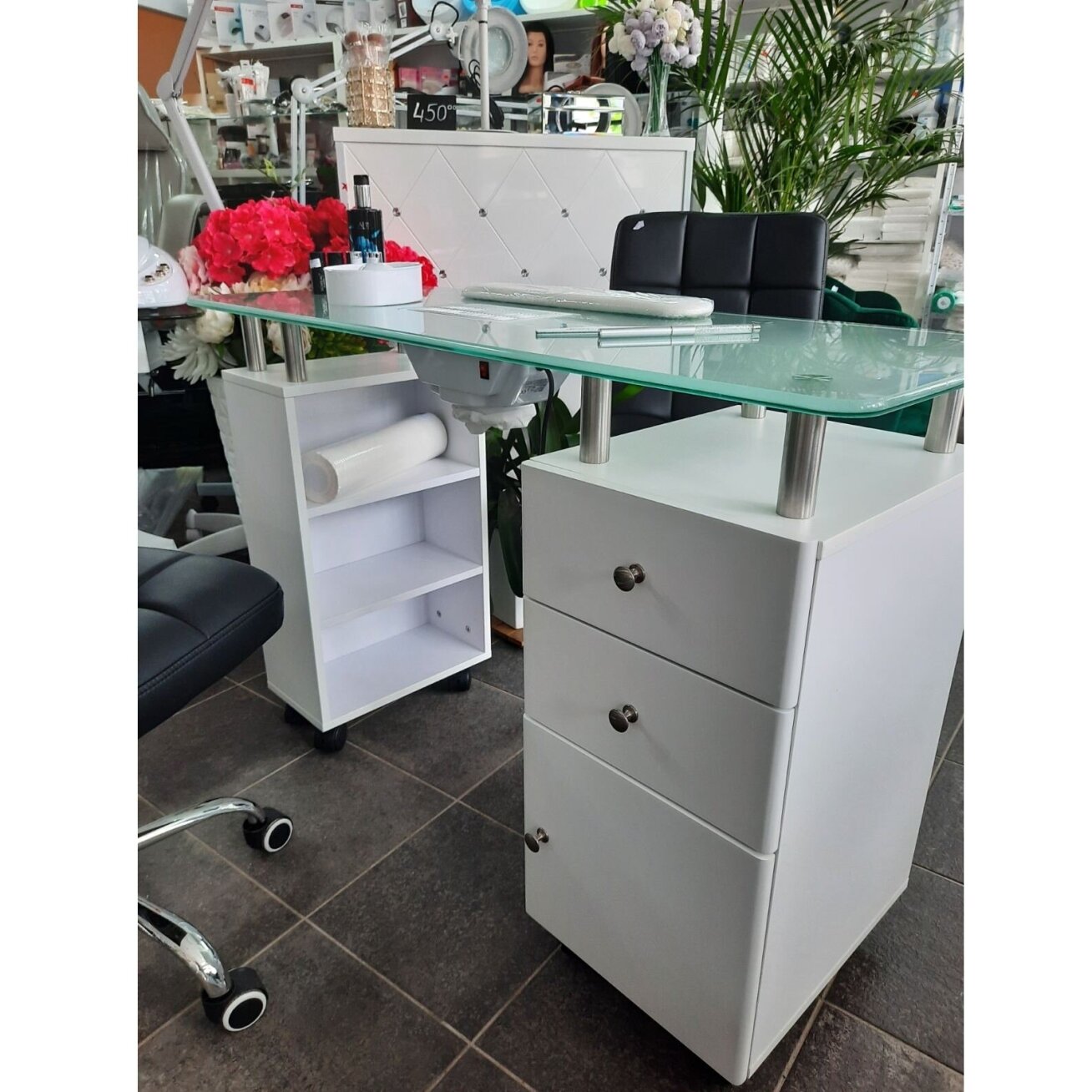 Profesionalus manikiūro stalas GLASS 013B stikliniu paviršiumi su dulkių ištraukėju, baltos spalvos 3 Profesionalus manikiūro stalas GLASS 013B stikliniu paviršiumi su dulkių ištraukėju, baltos spalvos 3